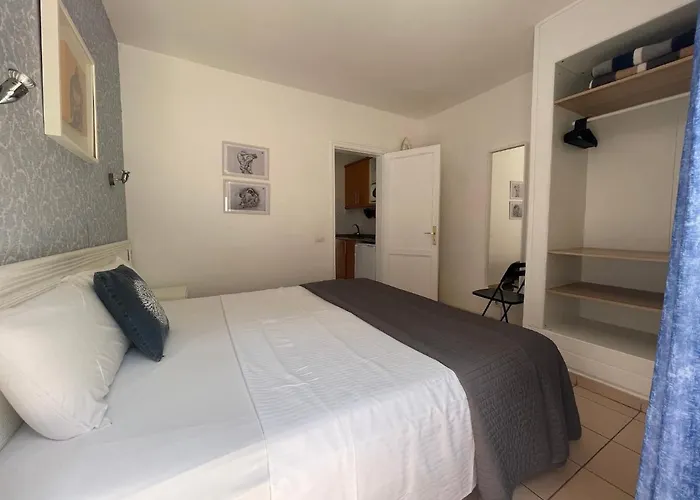 База отдыха Rainbow Golf Bungalows, Gay Men-only