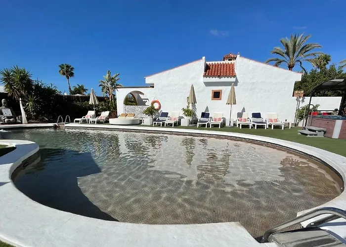 Rainbow Golf Bungalows, Gay Men-only База отдыха