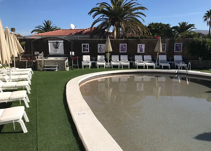 База отдыха Rainbow Golf Bungalows, Gay Men-only