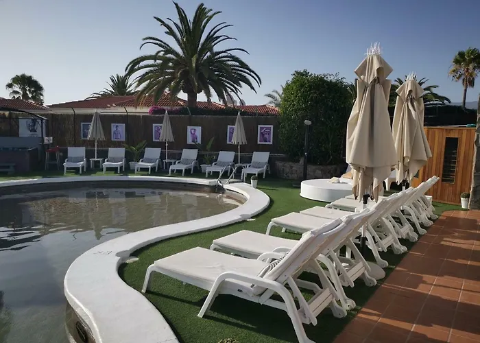 Rainbow Golf Bungalows, Gay Men-only База отдыха Маспаломас